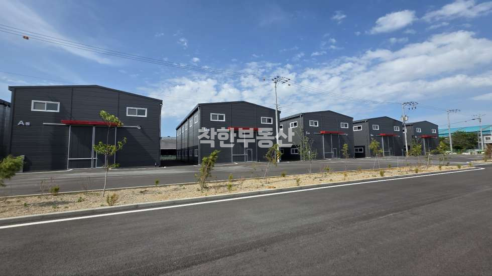 경기 화성만세구 서신면 홍법리 서신면 홍법리 110평 공장 창고 임대 / 신축 산업단지내 / 추레라진입가능 월세 매물번호 10104 사진 1